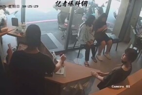 Автомобиль влетел в кафе в Китае