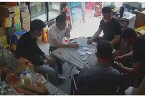 Автомобиль врезался в магазин с картёжниками