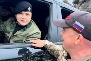 "Подобно прислуге бежит за авто": в соцсетях раскритиковали экс-депутата Баранова, спешившего поприветствовать Адама Кадырова