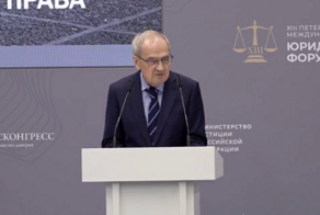 Глава Конституционного суда призвал наказывать за оправдание коррупции
