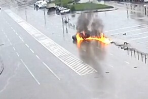 Не вписался в поворот, сбил ограждение и загорелся