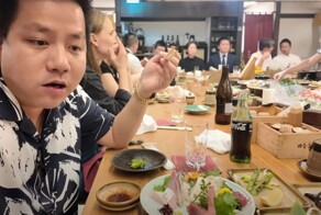 Парень не заметил голливудскую актрису, сидящую рядом с ним в суши-баре