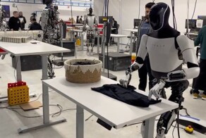 Робота-гуманоида Tesla научили гладить, убирать и&nbsp;готовить