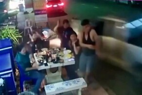 Неуправляемый пикап прервал трапезу жителей Таиланда