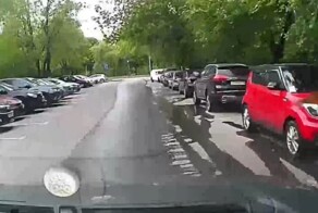 Красивая встреча с самокатчиком
