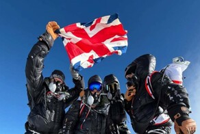 Власти Непала займутся расследованием скоростного подъема британцев на Эверест