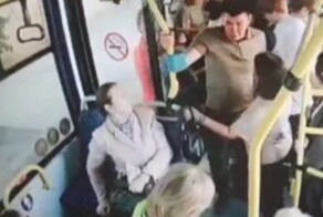 Агрессивный пассажир автобуса схватил кондуктора за шею