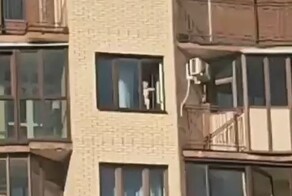 Маленький мальчик чуть не выпал из окна 17 этажа