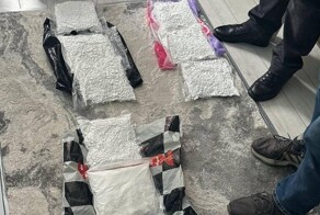 Таможенники нашли более 15 килограмм кокаина в коробках с цветами из Эквадора