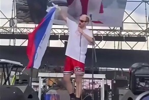 "Чего не сделает безмозглый для самоудовлетворения": на фестивале в Грузии певец демонстративно осквернил российский флаг