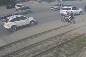 Родители отпустили "ненужных детей" покататься на мотоцикле