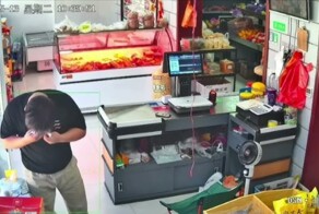 Мужчина решил проверить, что будет если сильно сжать игрушку антистресс