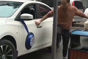 В Китае за неправильную парковку автовладельцы получают огромную присоску