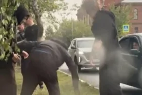 В Челябинской области пьяная толпа избила парня из-за длинных волос