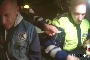 Бился головой об забор, обвиняя в этом инспектора ДПС с нагрудным видеорегистратором