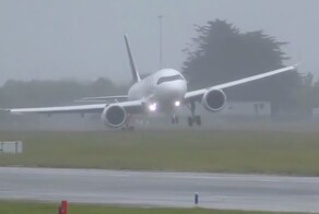 Самолет едва не коснулся крылом земли, когда пытался сесть