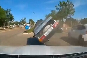 Попытка протиснуться между автомобилями