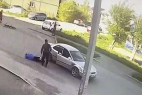 Велосипедист врезался в автомобиль, а затем напал на водителя