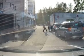 Едва не сбил пешехода и бросился в драку