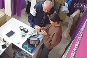 Дедушка учит сотрудницу ПВЗ настраивать время на часах