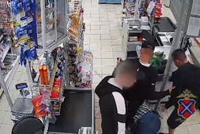Парни избили мужчину в магазине за замечание