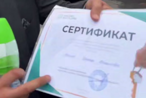 В Казахстане бизнесмен подарил простым сотрудникам 100 квартир