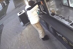 Кража денег из киоска с шаурмой попала на видео
