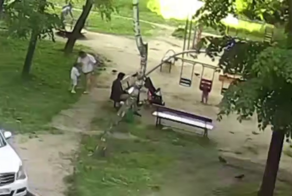 В Казани мать избила своих детей за то, что те испачкались