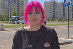 «Чё у тебя с волосами?»: 21-летнюю девушку избили из-за розовой прически