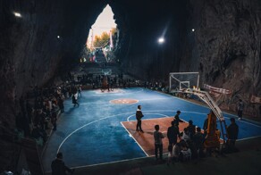 Как выглядит самая необычная баскетбольная площадка Китая