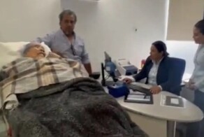 Прикованную к постели престарелую женщину заставили явиться в банк, чтобы подтвердить  личность