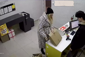 В одном из ПВЗ девушка хотела просто проверить, работает ли её новая лупа