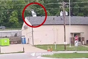 В США машина вылетела с дороги и упала на крышу здания