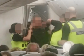 Пьяный пассажир напал на стюардесс, пытавшихся его усмирить