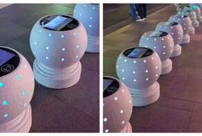 Общественные беспроводные зарядки, показывающие рекламу