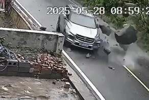 Обломки скалы снесли машину в кювет