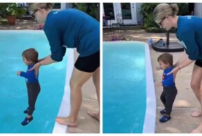 Тренер учит мальчика плавать