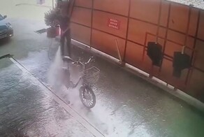 Курьер решил помыть свой электровелосипед, но тот оказался с характером
