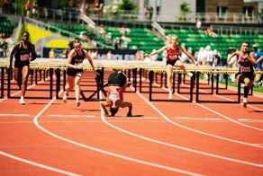 Спортсменка упала перед финишем, но всё равно победила