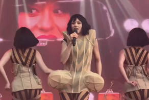 Российскую певицу раскритиковали за выбор наряда для выступления перед детьми