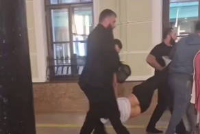 В центре Москвы неизвестные похитили человека и увезли на автомобиле со спецсигналами