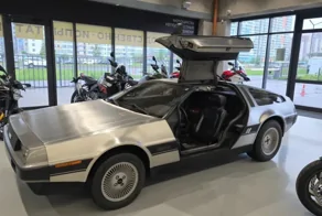 В Санкт-Петербурге на продажу выставили культовый автомобиль DeLorean DMC-12