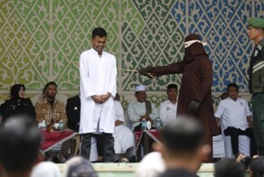 100 ударов палкой: в Индонезии пару публично наказали за секс вне брака