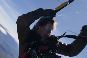 Том Круз более 15 раз прыгнул с горящим парашютом и попал в книгу рекордов Гиннеса