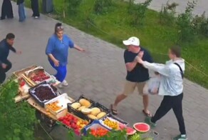Бои без правил подростка с нелегальными мигрантами-торговцами