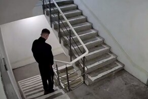 Парень справил нужду в подъезде