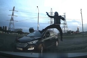 Красивый акробатический пируэт