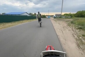 На питбайке на заднем колесе по встречной в закрытый поворот. Что же могло пойти не так?