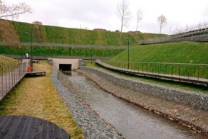 В Москве спасли рабочего, которого затянуло в сточную трубу в реке Чертановка