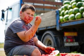 Школьник украл из фуры 30 арбузов и раздал часть добычи прохожим